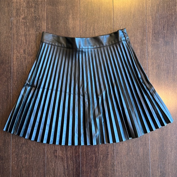 Lulu’s Faux Leather Skirt l Size S - Picture 1 of 1